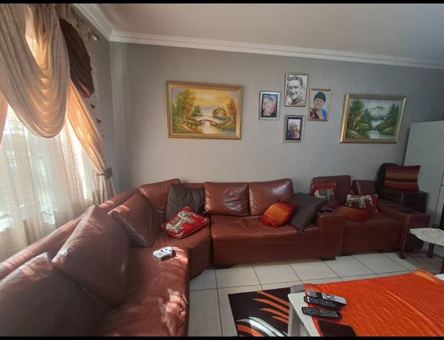 2 BEDROOM FLAT FOR SALE IN VANDERBIJLPARK CW 3